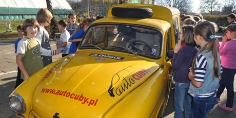 Powiększ grafikę: dzieci przed szkołą oglądają samochód syrenkę z autocluby.pl