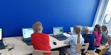 Powiększ grafikę: dzieci przy komputerach