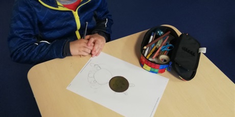 Powiększ grafikę: dzieci rysują kropki