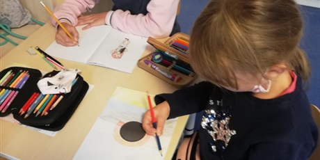 Powiększ grafikę: dzieci rysują obrazki z kropką