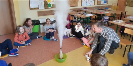Powiększ grafikę: nauczyciel prezentuje eksperyment chemiczny - wulkan pary