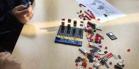 Powiększ grafikę: Budowle z klocków Lego.