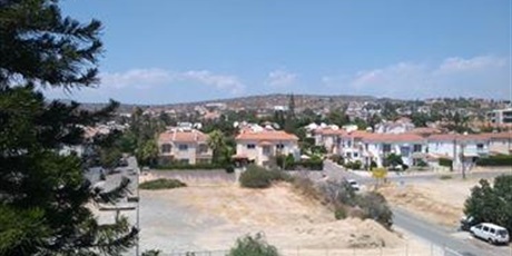 Powiększ grafikę: widok z okna  na ulicę na Cyprze
