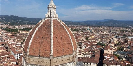 Powiększ grafikę: Widok Florencji z lotu ptaka z kopułą zabytkowej budowli.