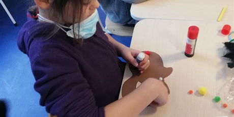 Powiększ grafikę: dzieci robią maskę karnawałową