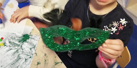Powiększ grafikę: dzieci robią maskę karnawałową