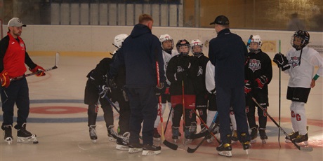 Spotkanie rodziców dzieci klas 1b-4b uprawiających mini-hokej i hokej na lodzie.