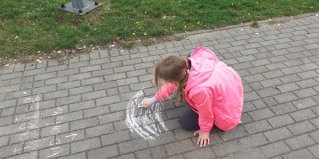 Powiększ grafikę: dzieci rysują kredą po chodniku