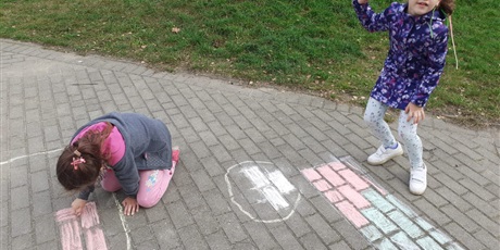 Powiększ grafikę: dzieci rysują kredą na chodniku