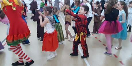 Powiększ grafikę: dzieci bawiąsię i tańczą
