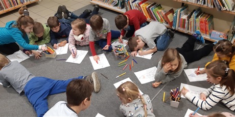 Powiększ grafikę: dzieci rysują na podłodze
