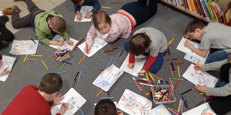 Powiększ grafikę: dzieci rysują na podłodze