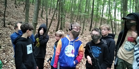 Powiększ grafikę: Uczniowie w lesie podczas zabawy