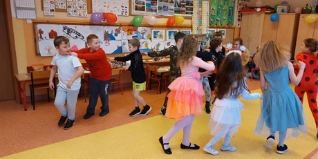 Powiększ grafikę: Dzieci tańczą przy muzyce.