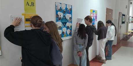 Powiększ grafikę: uczniowie  na korytarzu szkoły