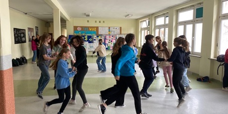 Powiększ grafikę: Taneczne przerwy - uczniowie tańczą na korytarzu szkolnym.