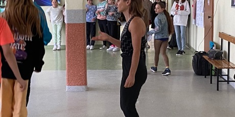 Powiększ grafikę: Taneczne przerwy - uczniowie tańczą na korytarzu szkolnym.