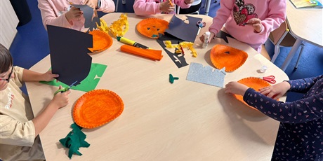 Powiększ grafikę: dyniowe-strachliwe-stworki-i-opowiastki-650794.jpg