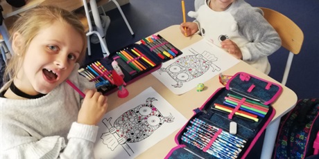 Powiększ grafikę: dzieci kolorują kolorowanki z sową