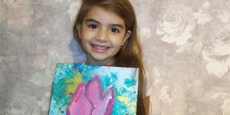 Powiększ grafikę: dziewczynka z namalowanym obrazem przedstawiającym kwiat róży