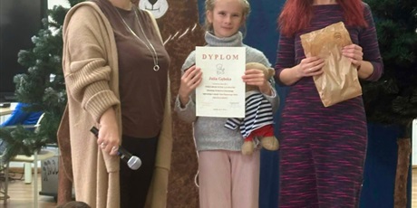 Powiększ grafikę: laureatka dyplomu z  nauczycielkami