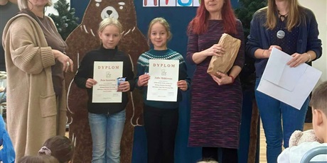 Powiększ grafikę: laureatki dyplomu z  nauczycielkami