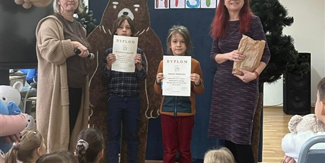 Powiększ grafikę: laureaci dyplomów z  nauczycielkami