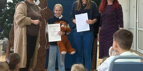 Powiększ grafikę: laureatka dyplomu z  nauczycielkami