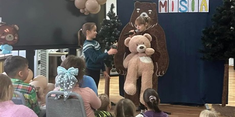 Powiększ grafikę: Dwie uczenniece z misiem