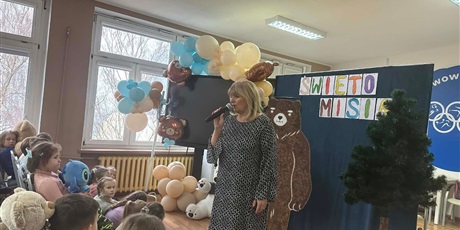 Powiększ grafikę: Pani Dyrektor przemawia do dzieci