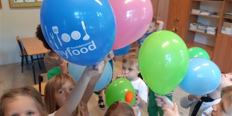 Powiększ grafikę: dzieci z balonami