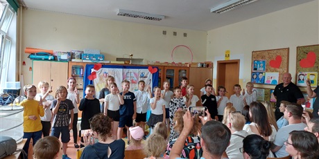 Powiększ grafikę: Uczniowie śpiewają piosenkę w języku migowym z