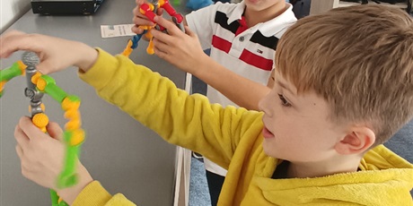 Powiększ grafikę: dzieci tworzą konstrukcje z klocków