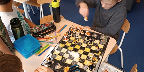 Powiększ grafikę: chłopcy grają w szachy
