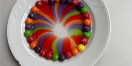 Powiększ grafikę: eksperymenty-i-doswiadczenia-w-swietlicy-650775.jpg