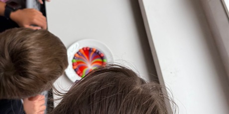 Powiększ grafikę: eksperymenty-i-doswiadczenia-w-swietlicy-650777.jpg