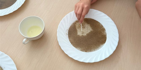 Powiększ grafikę: eksperymenty-i-doswiadczenia-w-swietlicy-650782.jpg