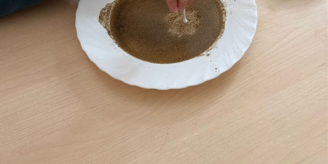 Powiększ grafikę: eksperymenty-i-doswiadczenia-w-swietlicy-650783.jpg