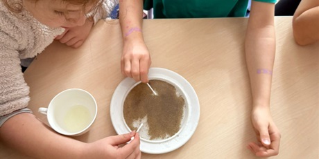 Powiększ grafikę: eksperymenty-i-doswiadczenia-w-swietlicy-650784.jpg