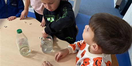 Powiększ grafikę: eksperymenty-i-doswiadczenia-w-swietlicy-651261.jpg