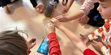 Powiększ grafikę: eksperymenty-i-doswiadczenia-w-swietlicy-651267.jpg