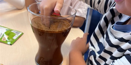 Powiększ grafikę: eksperymenty-i-doswiadczenia-w-swietlicy-654995.jpg