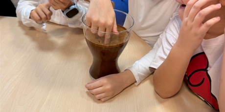 Powiększ grafikę: eksperymenty-i-doswiadczenia-w-swietlicy-654998.jpg