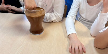 Powiększ grafikę: eksperymenty-i-doswiadczenia-w-swietlicy-654999.jpg