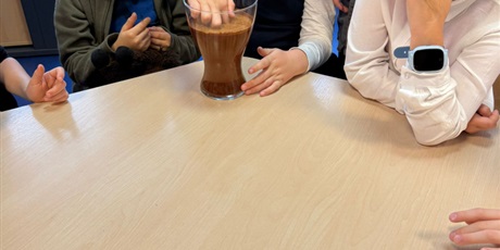 Powiększ grafikę: eksperymenty-i-doswiadczenia-w-swietlicy-655000.jpg