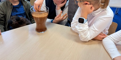 Powiększ grafikę: eksperymenty-i-doswiadczenia-w-swietlicy-655001.jpg