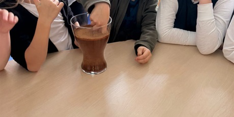 Powiększ grafikę: eksperymenty-i-doswiadczenia-w-swietlicy-655002.jpg