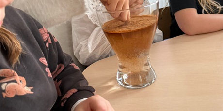 Powiększ grafikę: eksperymenty-i-doswiadczenia-w-swietlicy-655004.jpg