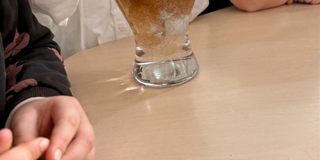 Powiększ grafikę: eksperymenty-i-doswiadczenia-w-swietlicy-655007.jpg