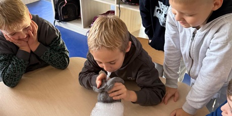 Powiększ grafikę: eksperymenty-i-doswiadczenia-w-swietlicy-655011.jpg